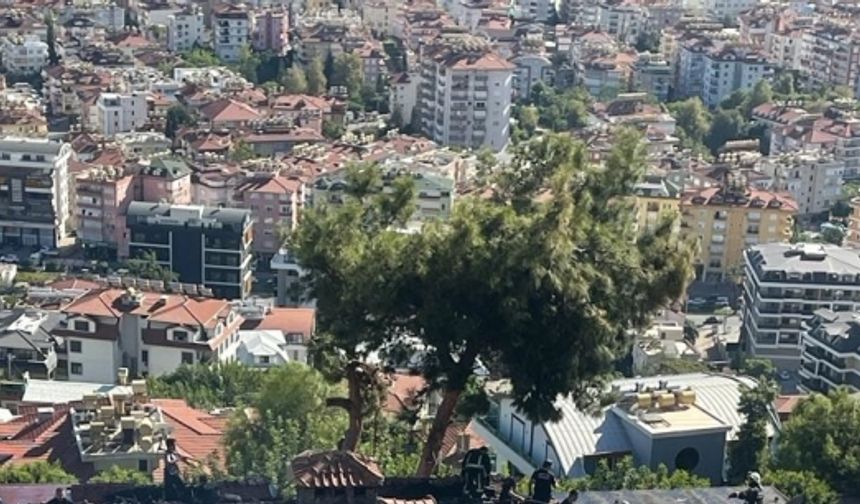 Turizmci Serdar Köseoğlu'nun evinin çatısı yangından dolayı kullanılamaz hale geldi