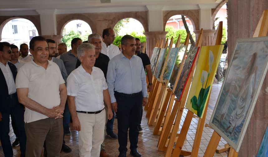 
Yaygın Eğitim Şube Müdürü Ömer Güllü, “ Antalya Büyükşehir Belediyesi ile Halk Eğitim Merkezi işbirliği ile Antalya ve ilçelerinde düzenlediğimiz ücretsiz kurslarda vatandaşlara MEB onaylı sertifikalar veriyoruz. Kurslardan başta kadılarımız olmak üzere çok sayıda vatandaşımız  faydalanıyor. Bir çok kursiyerimiz bu eğitimler sonucu meslek sahibi olurken, bazıları da hobi olarak katılım gösteriyor. Bu imkanları bizlere sunan Antalya Büyükşehir Belediye Başkanımız Sayın Muhittin Böcek’e kursiyerlerimiz adına teşekkür ediyorum. “