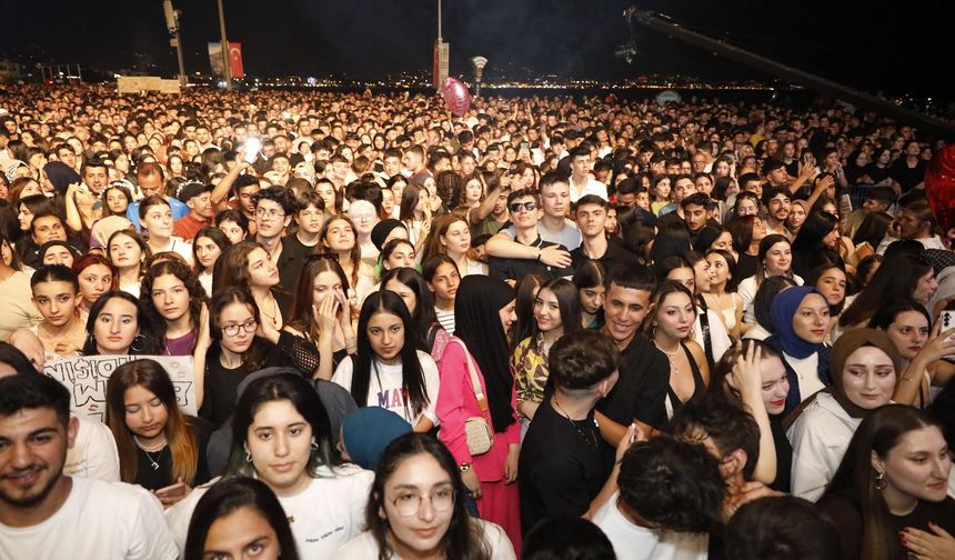 
Alanya Belediyesi’nin 22'ncisini düzenlediği Alanya Uluslararası Kültür Sanat ve Turizm Festivali’nin ikinci günü, DJ Tuense ve Ziynet Sali konserleriyle tamamlandı. Gün boyunca süren etkinlikler ve gösterilerin ardından muhteşem konserlerle festival coşkusu tavan yaptı. Belediye Sarayı arkasında gerçekleştirilen programda sahneye ilk olarak Radyo D’nin sevilen isimlerinde DJ Tuense çıktı. 