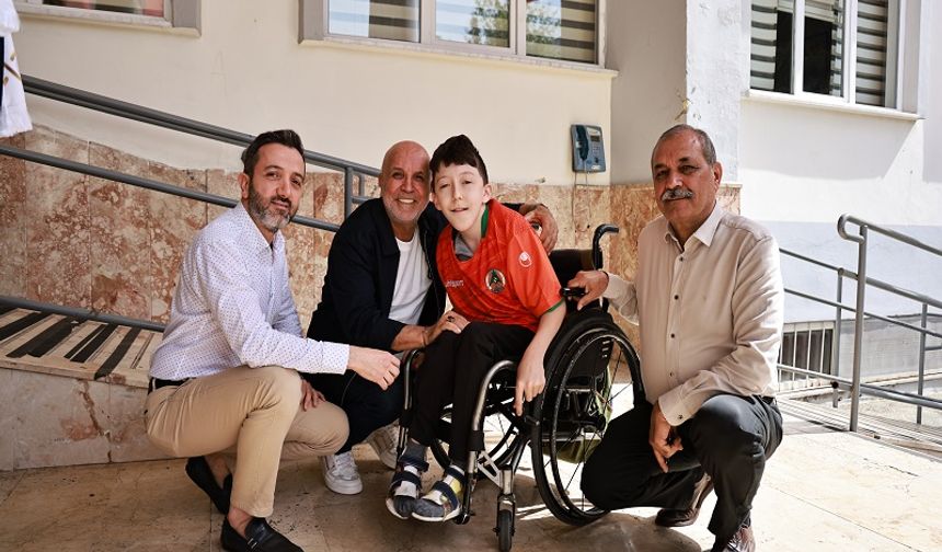 
‘Alanyasporum Okulumda’ projesi kapsamında Kulüp Başkanı Hasan Çavuşoğlu, Başkan Yardımcısı Fahri Gürses, Genel Koordinatör Mevlüthan Çavuşoğlu, futbolcular Anderson Silva, Oğuz Aydın, Yusuf Özdemir ve Loide Augusto, Şehit Ömer Halisdemir Ortaokulu öğrencileriyle buluştu.