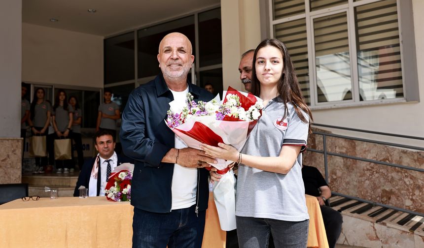 
Şehit Ömer Halisdemir Ortaokulu öğrencileri, Alanyaspor'u coşkuyla karşılayarak yoğun ilgi gösterdi.