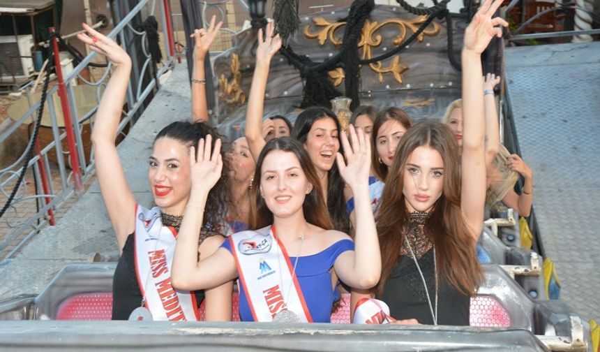 Lara World Hotel’de kampları devam eden kraliçe adayları, yarışma sponsorlarından Aktur Park’ta eğlenceli aktivitelerle vakit geçirdikten sonra, organizasyon yetkilileri ve Lara World Hotel yetkilileriyle birlikte 23. yılı havuz başında pasta keserek kutladı.
