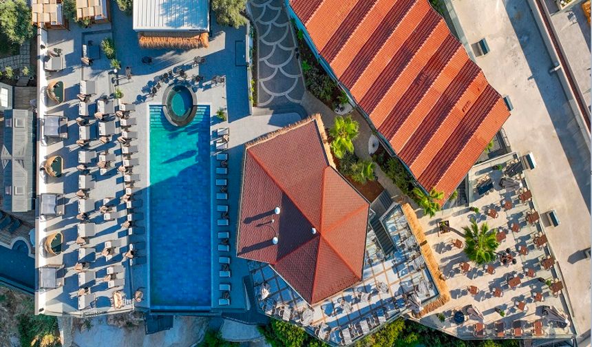 
Otel, modern tasarımı ve yüksek hizmet kalitesiyle dikkat çekiyor. 16 yaş üstü misafirlerin kabul edildiği otelde, hizmet kalitesini ve memnuniyeti en üst seviyede hedefliyor. Her biri özenle dekore edilmiş odalar, konfor ve lüksü bir arada sunuyor. Bunun yanı sıra, otelin bünyesinde hizmet veren A'la Carte restoran, hem otel misafirlerine hem de dışarıdan gelen müşterilere kapılarını açıyor. Restoran, deniz manzarası eşliğinde sunulan gurme lezzetlerle unutulmaz bir yemek deneyimi vadediyor. Aynı zamanda hem doğanın yeşili hemde denizin maviliğinde buluşacağınız Cafe Lola lounge snack restoranda keyifli zaman geçirme imkanı sağlıyor. 
