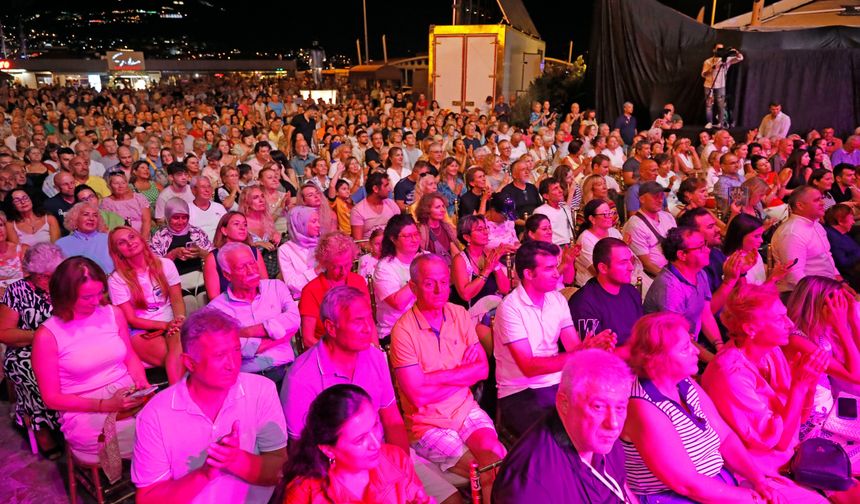 Türkiye ve dünyada sayılı organizasyonlar arasına giren Alanya Uluslararası Caz Festivali, tarihi Kızılkule Meydanı’nda muhteşem konserlerle başladı. Yerli ve yabancı turistlerin de yoğun ilgi gösterdiği etkinliğe, Alanya Belediye Başkanı Osman Tarık Özçelik, CHP İlçe Başkanı Bülent Kandemir, Başkan Danışmanları Abdurrahman Açıkalın ve Nazmi Zavlak, Belediye Meclis Üyeleri ile çok sayıda vatandaş katıldı. Fotoğraf Sanatçısı Ali Aral tarafından çekimleri yapılan, geçmişten günümüze festivalde yer alan caz sanatçı ve grupların siyah-beyaz fotoğraf nostaljisi dev ekrana yansıtıldı.