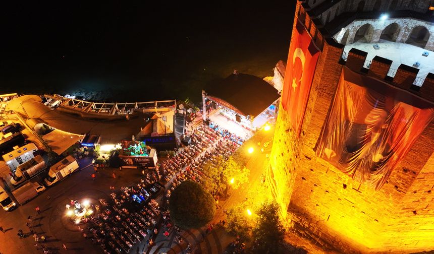 Alanya Belediyesi'nin bu yıl 19.sunu düzenlediği Alanya Uluslararası Caz Festivali, ünlü sanatçılar Hayati Kafe ve Judith Nijland konserleriyle başladı. Sahnede doğum günü kutlanan Hayati Kafe, "Hiç bu kadar güzel bir yerde şarkı söylememiştim" dedi.