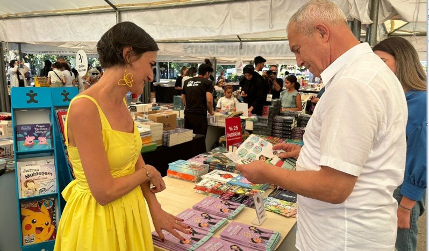 "Başkan Özçelik, Kitap Fuarı'nda Samimiyetiyle Büyüledi!