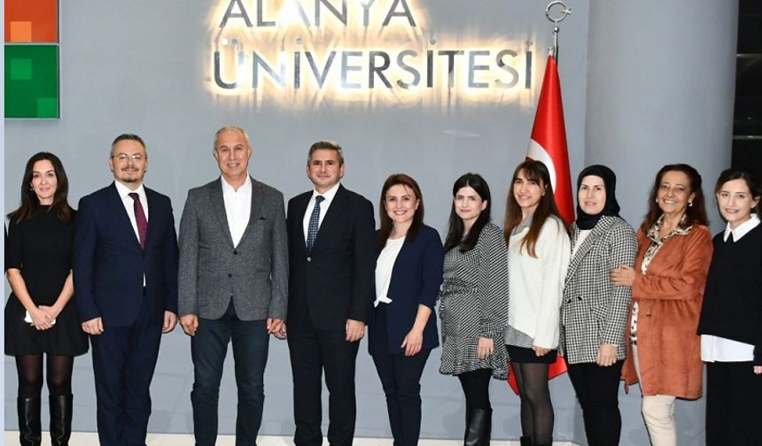 Başkan Özçelik’e Alanya Üniversitesi’nden Onurlandırıcı Plaket