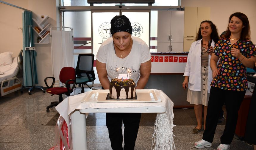 “Alanya Hastanesi’nde Kemoterapi Gören Genç Kadına Sürpriz Doğum Günü Kutlaması”