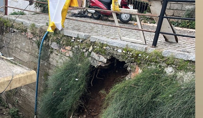 Alanya Çarşı Mahallesi’nde Deprem Sonrası Yol Çökmesi Yaşandı