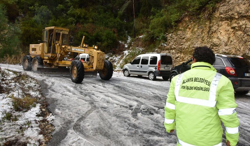 Gedevet Yaylası’nda Mahsur Kalan Vatandaşlara Belediye Ekiplerinden Anında Yardım!