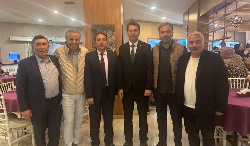 
Alanya Aksaraylılar Platformu Başkanı Yavuz Yıldırım, programda yaptığı konuşmada Aksaray’ın tarihinden, kültürel değerlerinden ve ekonomik gücünden bahsetti. Yıldırım, Aksaray’ın Selçuklu Sultanı II. Kılıçarslan tarafından kurulduğunu ve Selçukluların ikinci başkenti olarak bilindiğini belirtti. Aksaray’ın “Şehr-i Süleha” yani “iyilerin, doğruların, salihlerin şehri” olarak anıldığını dile getiren Yıldırım, bu kadim şehrin tarihi mirasına vurgu yaptı.