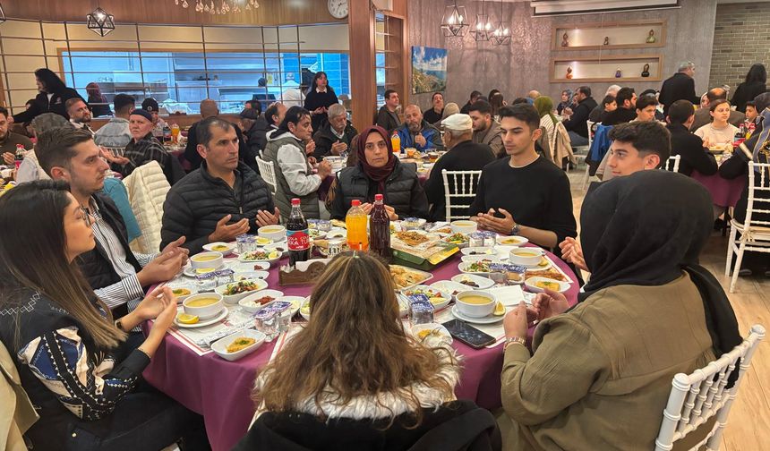 
İpek Yolu’ndan Sultanhanı’na
Başkan Yavuz Yıldırım, Aksaray’ın tarih boyunca ticaret yollarının kesişim noktası olduğunu hatırlatarak, İpek Yolu üzerindeki en büyük kervansaray olan Sultanhanı’nın Aksaray’ın Sultanhanı ilçesinde bulunduğunu söyledi. Ayrıca Aksaray isminin de II. Kılıçarslan tarafından sarayda kullanılan beyaz (ak) taşlardan geldiğini anlattı. Yıldırım, “Kapadokya’nın kalbi olarak bilinen Ihlara Vadisi de aslında Aksaray’dan başlar” diyerek bölgenin tarihi ve turistik değerine de dikkat çekti.