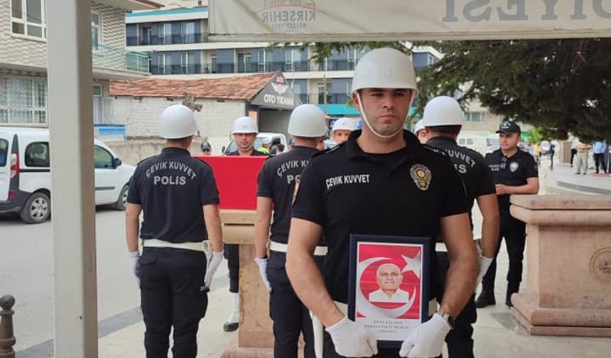 Babam görev yaptığı her şehirde sadece kuralları değil, insanlığı da temsil etti. Isparta’nın serin sabahlarından, Hakkari Yüksekova’nın dondurucu gecelerine, Manisa Sarıgöl ve Salihli'nin sıcak caddelerine ve nihayet Akdeniz’in incisi Alanya’ya kadar bir ömür geçirdi devletine sadakatle.