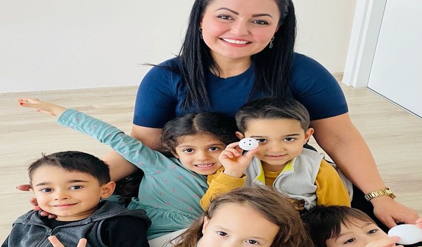 
Okul öncesinde temelini attığı sevgi dolu eğitim anlayışını ilkokula taşıyan Rukiye Okşar, "Bugün, yıllardır süregelen hayalimi ve emeğimin meyvesini sizlerle paylaşmanın heyecanını yaşıyorum. Yüzlerce minik kalbe dokunarak, onlara sevgiyle rehberlik ederek okul öncesi eğitim yolculuklarında yanlarında oldum. Onların ilk adımlarını atarken duydukları heyecana ortak oldum, meraklı gözleriyle dünyayı keşfederken onlara yol gösterdim. 