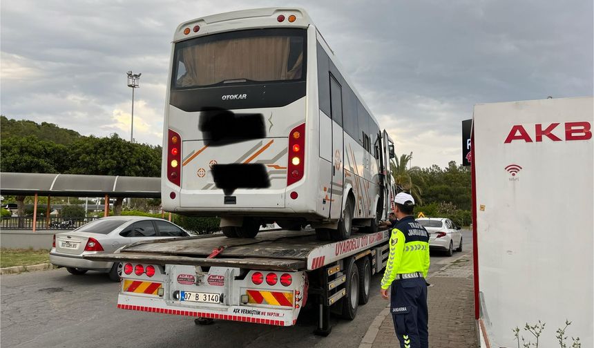 Alanya’da Korsan Servis Operasyonu: Jandarma Sürücüye Geçit Vermedi