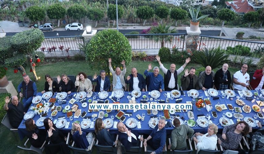 Grubun en bilinen isimlerinden biri olan Dışişleri önceki dönem Bakanı ve Antalya Milletvekili Mevlüt Çavuşoğlu ile eşi Hülya Çavuşoğlu’nun da katıldığı buluşma, turizmci iş insanı Şükrü Ağaoğlu’nun ev sahipliğinde düzenlendi.

