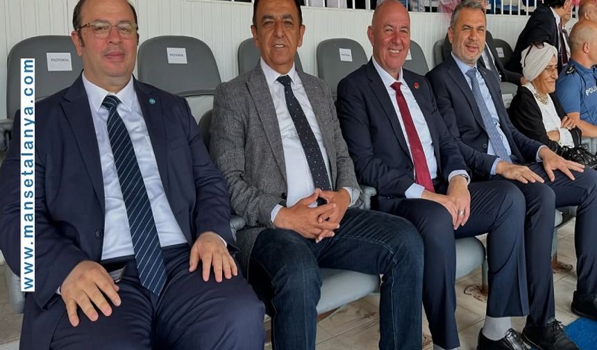 Tarihi Törende Anlamlı Kare: Tavlı’nın Paylaşımı Beğeni Yağmuruna Tutuldu