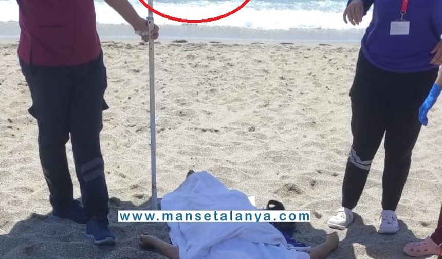 Kleopatra Plajı’nda yaşlı turist Hayatını Kaybetti, Tatilciler Umursamadan Denize Girmeye Devam Etti!