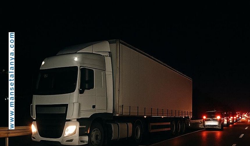Alanya-Gazipaşa Yolunda Trafik Felç: Tır Sürücüsü Direksiyon Başında Rahatsızlandı