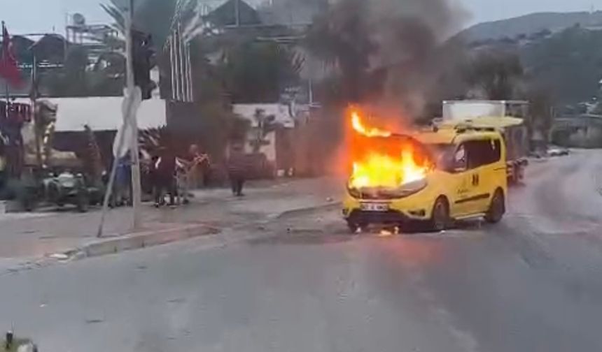 Alanya Yat Limanı’nda Sabah Saatlerinde Korkutan Araç Yangını