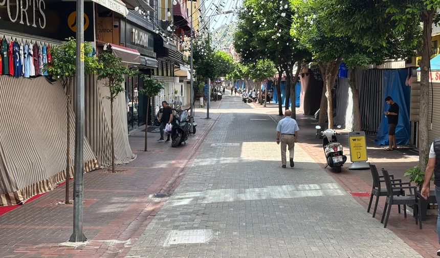 Alanya Esnafından Sessiz Direniş: Markacılara Karşı Kepenkler Kapandı