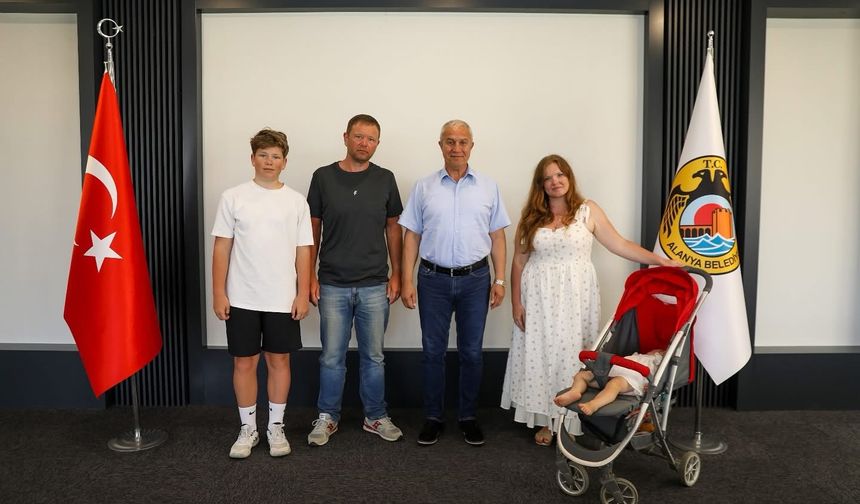 Rus Ailesi’ne Belediye’de Moral Ziyareti: Özçelik’ten Alanya Halkı Adına Özür