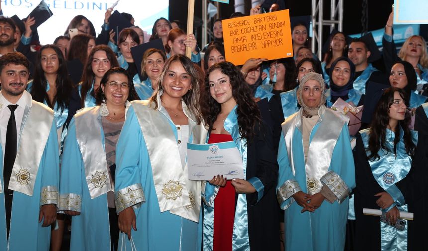 Mezuniyet Töreninde Duygu Dolu Anlar ve Coşkulu Kutlamalar