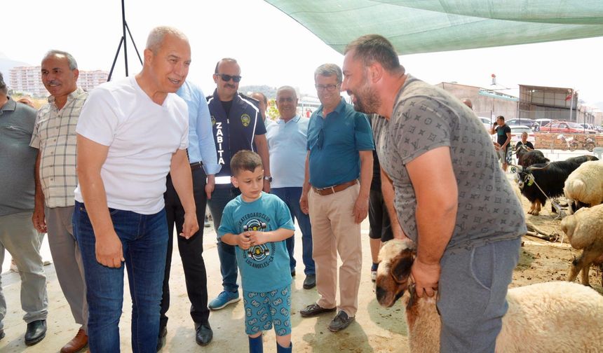 Başkan Özçelik Bayram Sabahı Sahadaydı: “Hijyen ve Düzen Önceliğimiz”