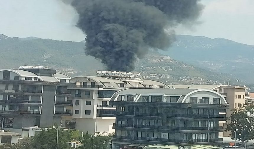 Sondakika: Alanya’da Boş Arazide Plastik Yangını Sürüyor