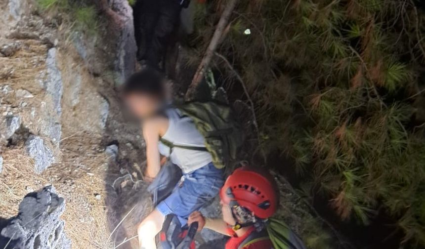 Alanya Kalesi’nde Mahsur Kalan 3 Vatandaş Kurtarıldı