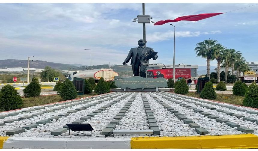 Alanya’da Anlamlı Dokunuş: 192 Şehit Öğretmenin İsmi Atatürk Anıtı’nda