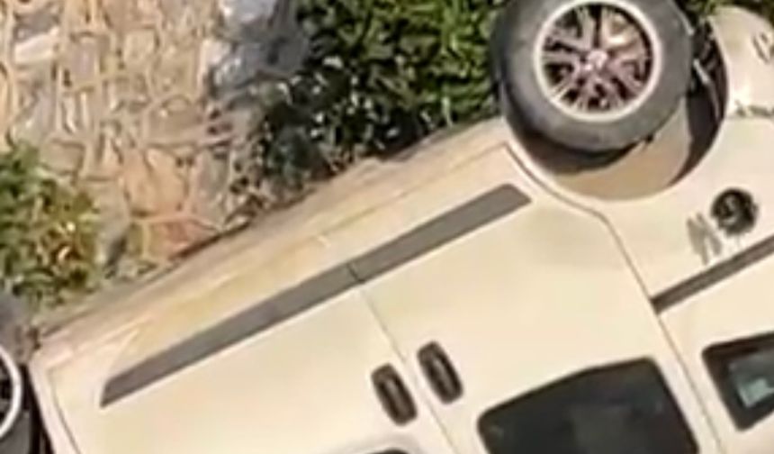 Dinek’te Sinaylsiz Şerit Değişimi İddiası! Sollama Manevrası Takla ile Sonuçlandı