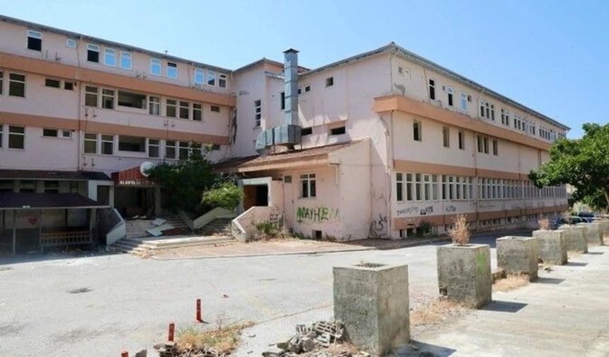 Valilik Düğmeye Bastı: Alanya’nın Eski Devlet Hastanesi Yıkılıyor