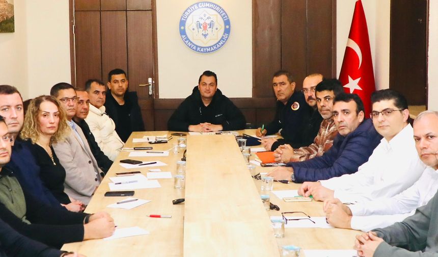 Alanya’yı Sağanak Vurdu: 250 Su Baskını İhbarı, Ekipler Sahada