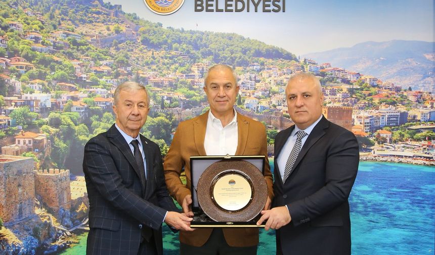 Kasaya Değil Devlete Güven. Alanya’da “Örnek Mükellef” Dersi: Plaket Başkan Özçelik’e…