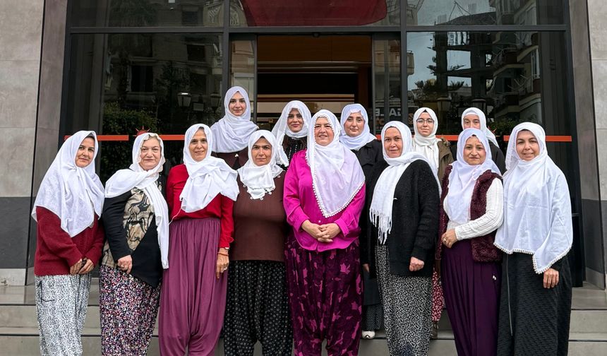 AK Parti Alanya Kadın Kolları Beyaz Başörtüleriyle Konuştu