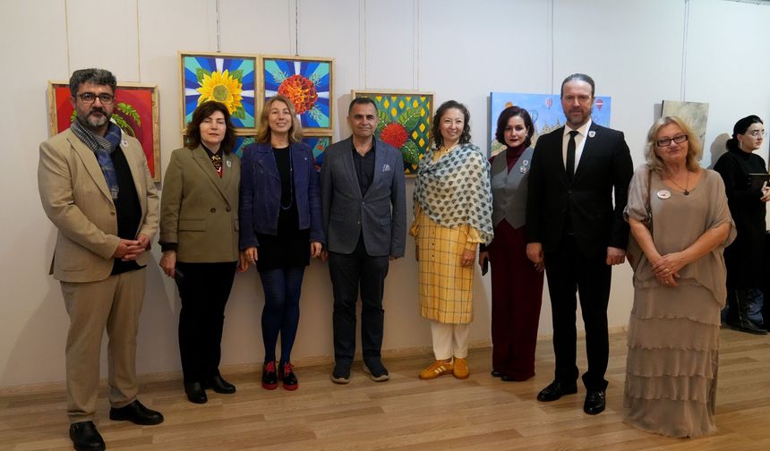 10 ÜLKEDEN 38 SANATÇININ ESERLERİNİN YER ALDIĞI SERGİ KAPILARINI AÇTI