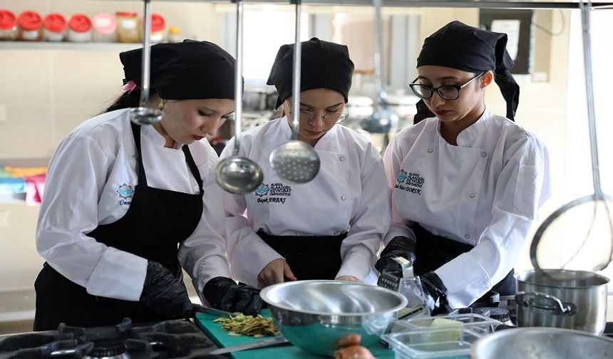 ALKÜ Mutfağında Chopstick Mesaisi! Uzakdoğu Lezzetleri Alanya’ya Taşındı