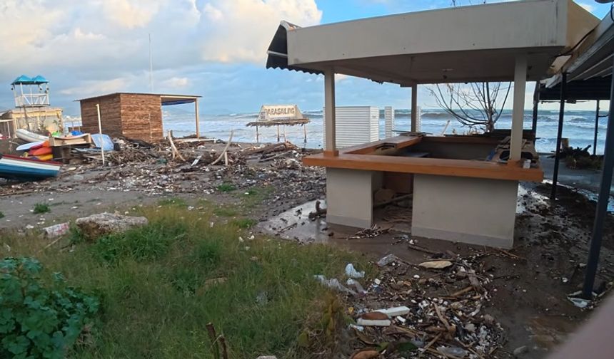 Alanya'daki Yıldız Beach fırtınadan büyük zarar gördü