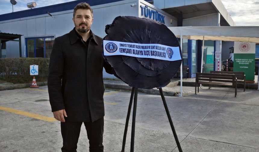 Alanya TÜVTÜRK Önünde Siyah Çelenk: “Polise Kalkan El Devlete Kalktı”