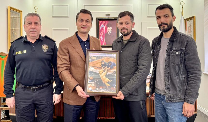 Dünya Bu Görüntüyü Konuştu, Kaymakam Öztürk Kahramanları Ağırladı