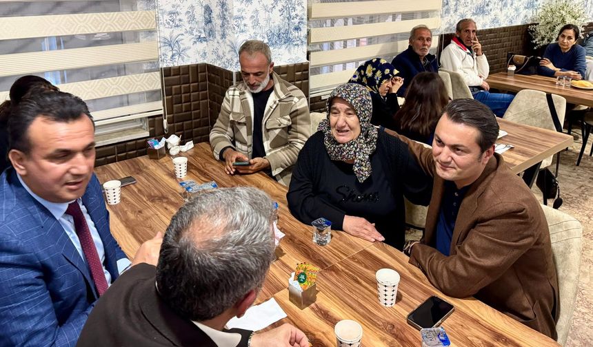 Devletin Şefkat Eli: Kaymakam Öztürk Afetzedelerle Aynı Sofrada