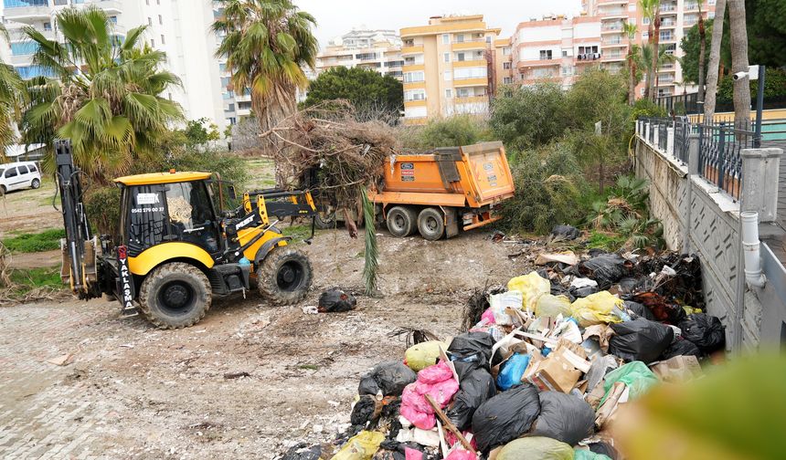 Mahmutlar’da Skandal Görüntü: Otelin Attığı Atıklar Belediyeyi Harekete Geçirdi