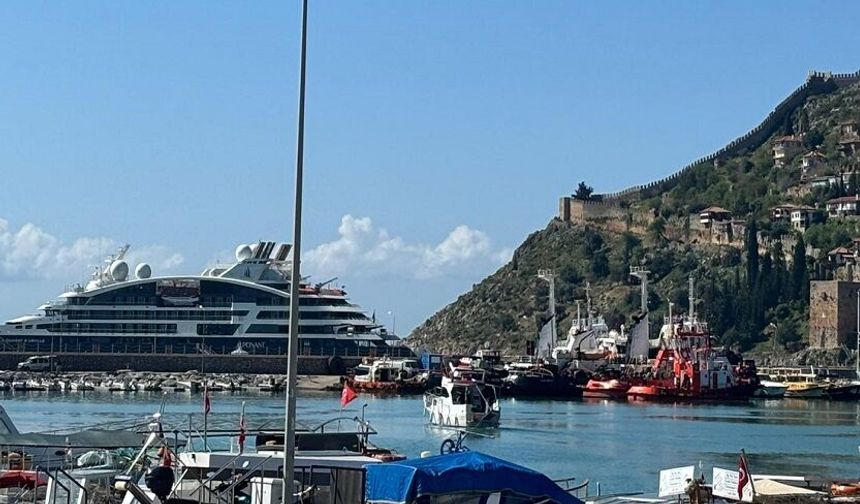Bonjour Alanya! Fransız Kruvaziyer Limana Renk Kattı