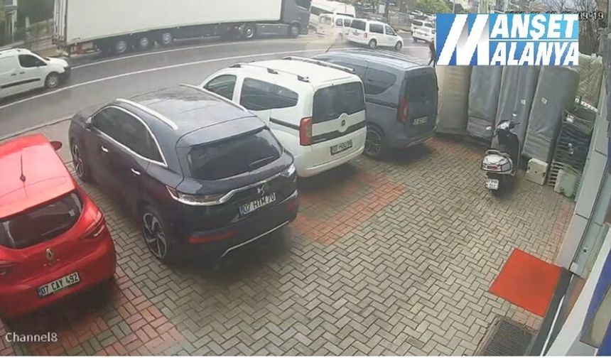 Alanya'da Islak Zemin Kazayı Getirdi: Tır, Fiorino ve Minibüs Birbirine Girdi