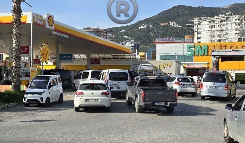 Ortadoğu Gerilimi Pompaya Yansıdı: Alanya’da Akaryakıt Kuyrukları Oluştu