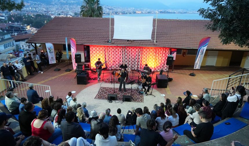 Alanya Üniversitesi’nde “Retro” Çılgınlığı! Gençler Zamanda Yolculuk Yaptı