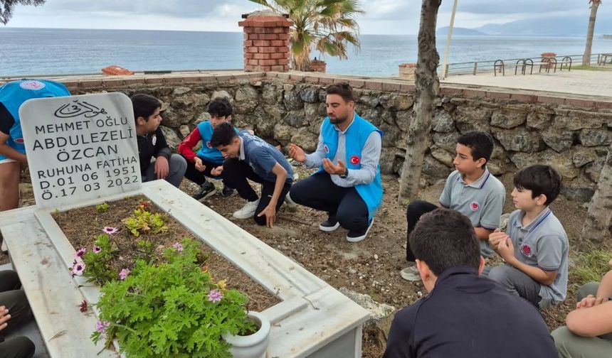 Alanya’da Gençlere Manevi Dokunuş: Kabir Ziyaretiyle Farkındalık