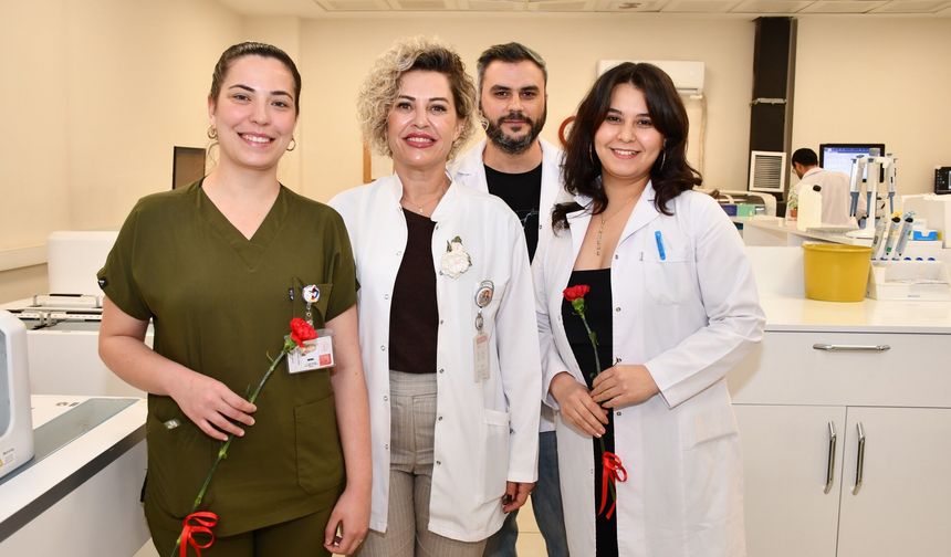 “Mikroskobun Kahramanlarına Karanfilli Teşekkür”