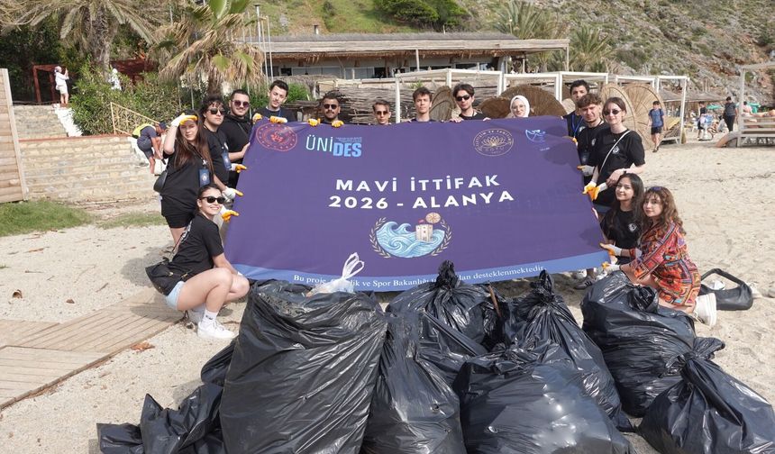 Kitap Yetmedi, Çöp de Topladılar: Üniversitelilerden Alanya’ya Temiz Mesaj
